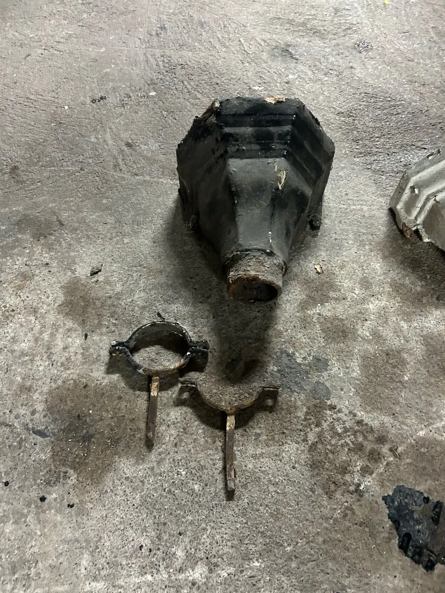 Period cast iron hoppers - Image 1