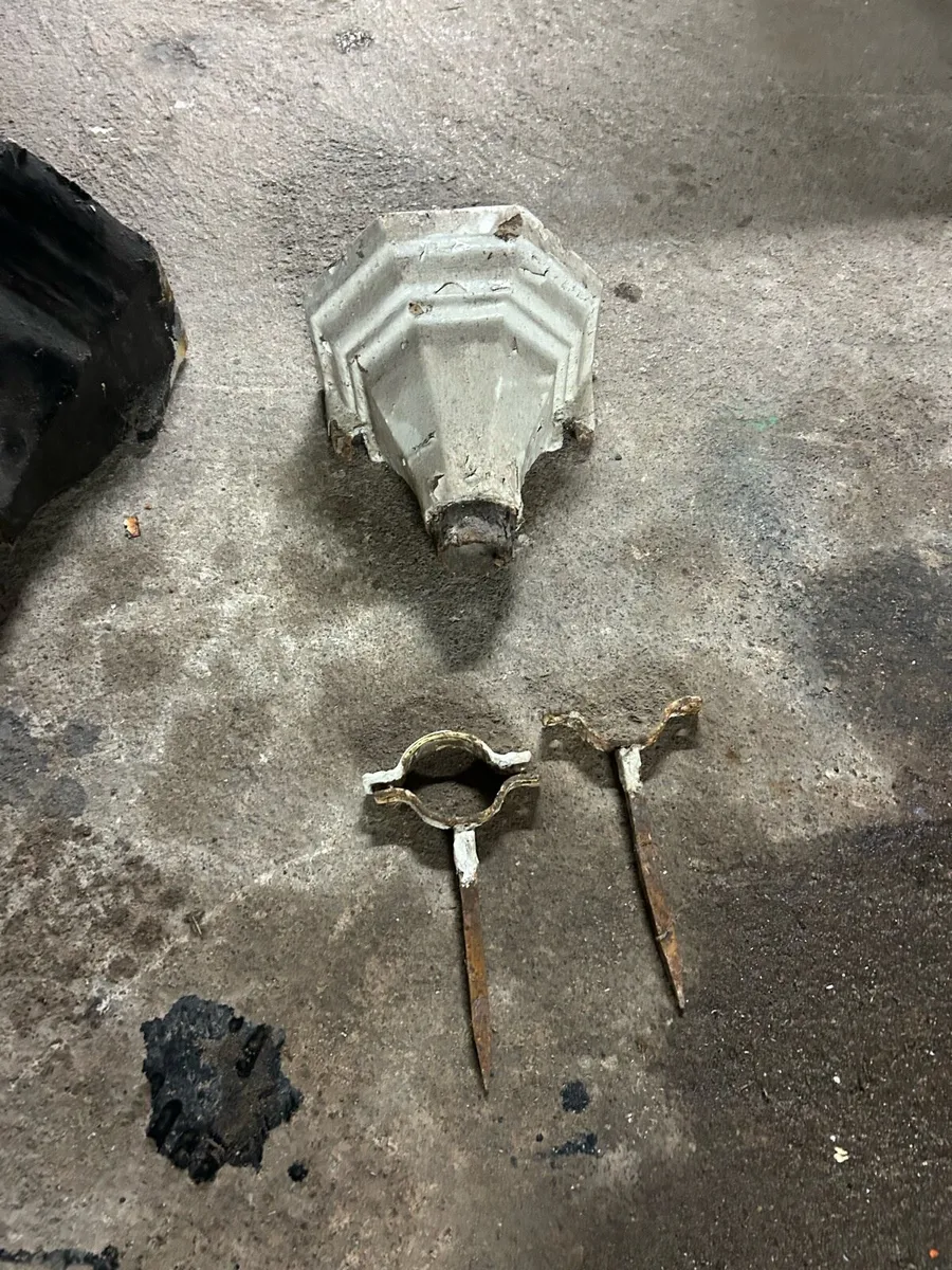 Period cast iron hoppers - Image 3