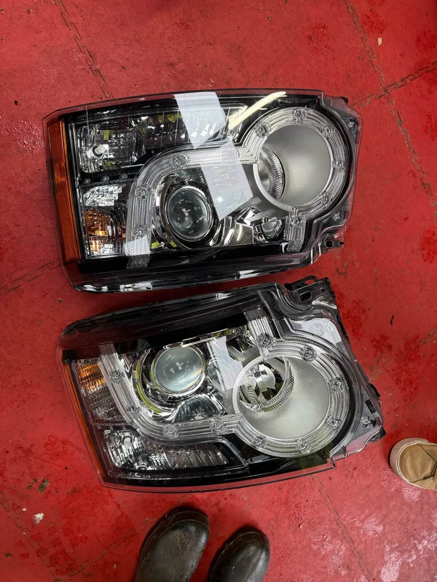 Unused Land Rover Discovery 2014 Headlights - Image 4