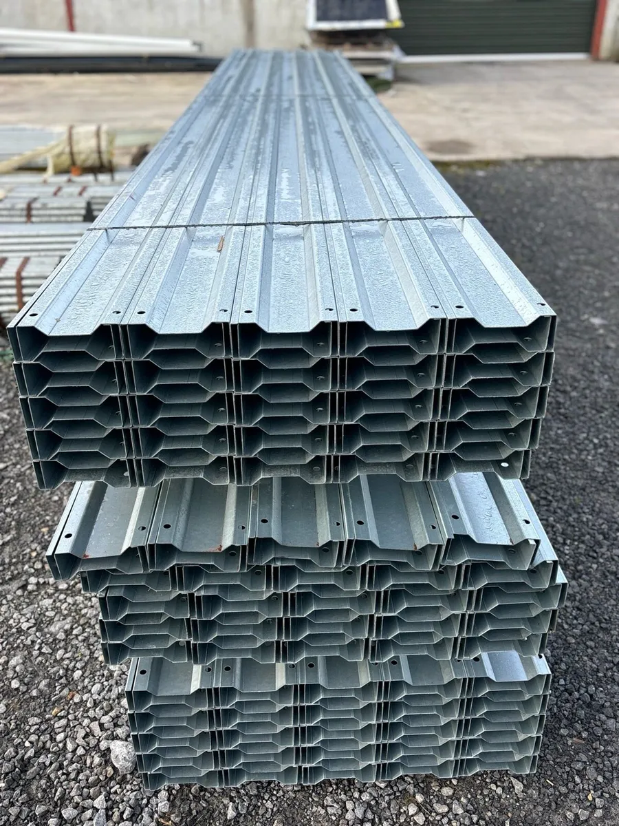 100 x 20ft galvanised purlins €4000 - Image 1