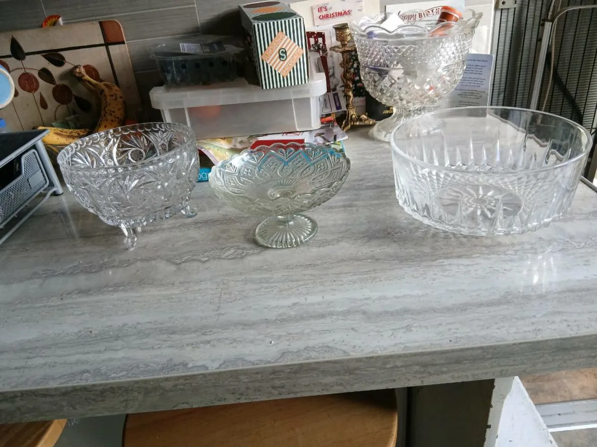 Glass bowls x 3 - Image 1