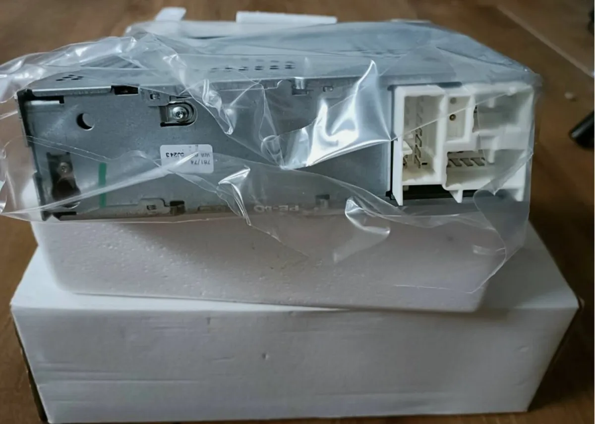 New Toyota Original Cassette Radio WH 8403 - Image 3