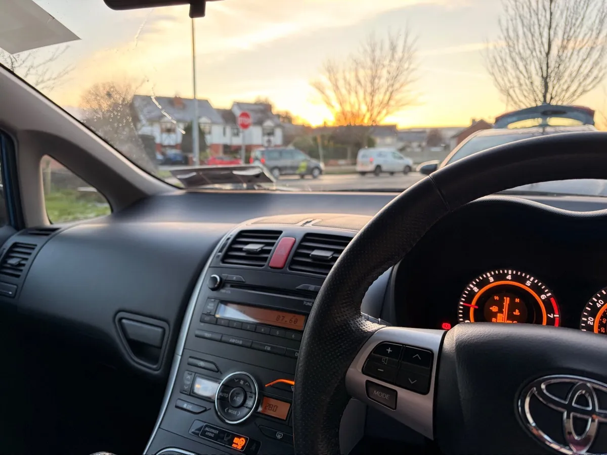 Toyota Auris 2010 - Image 2