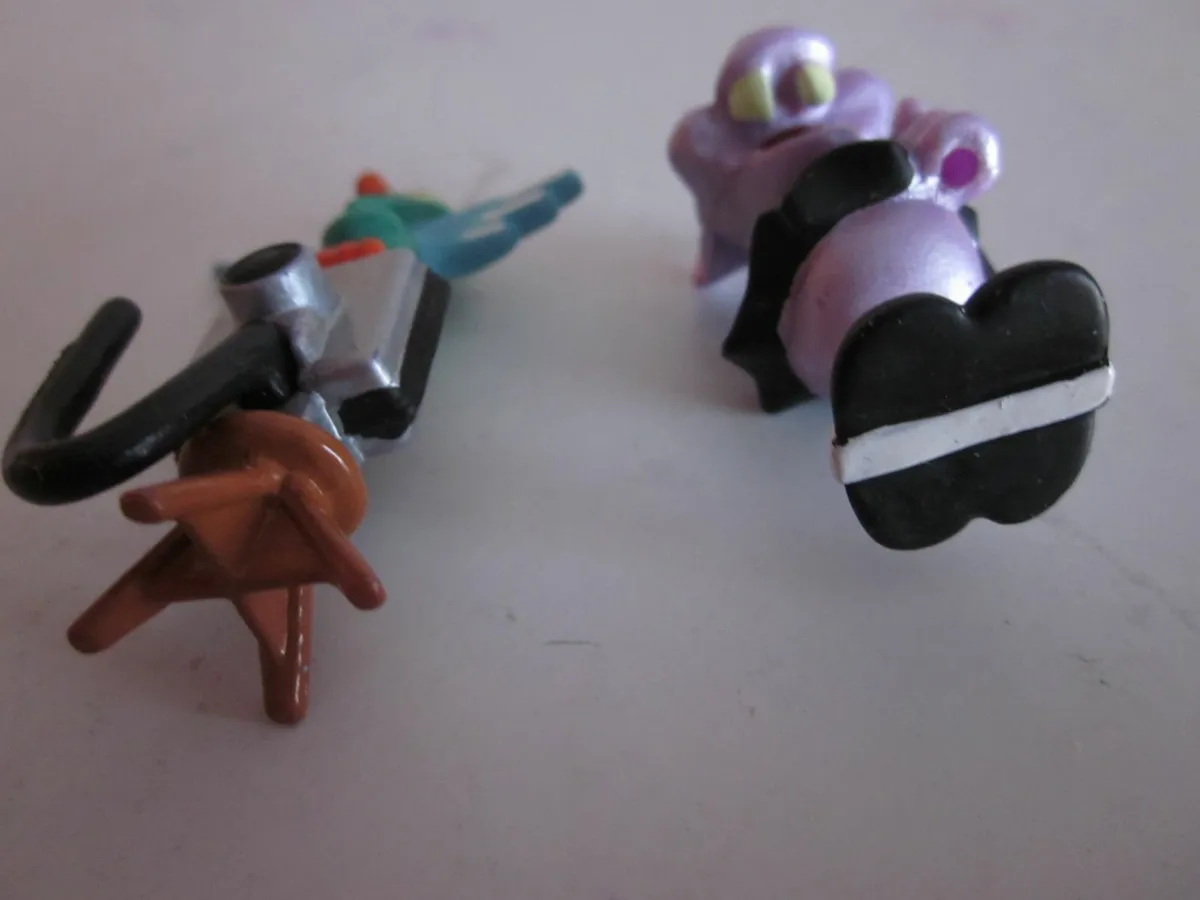 Vintage Vampirelli Kinder Surprise Figure 2000 - Image 3