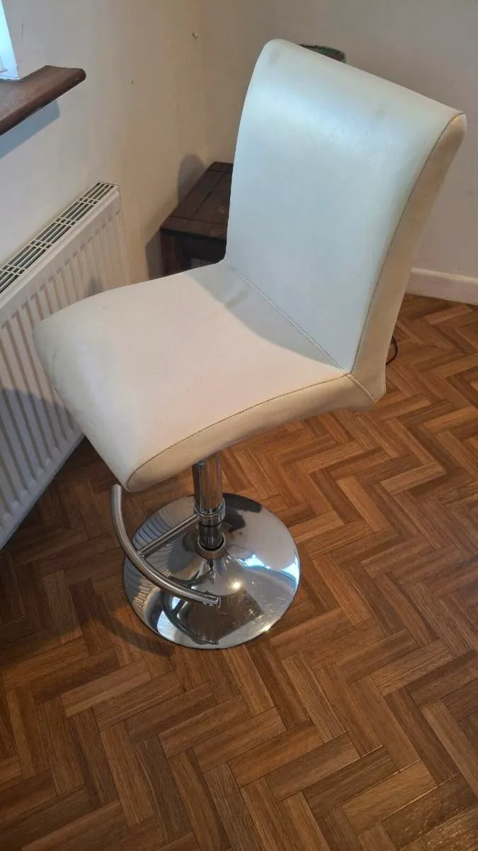 Bar stool adjustable