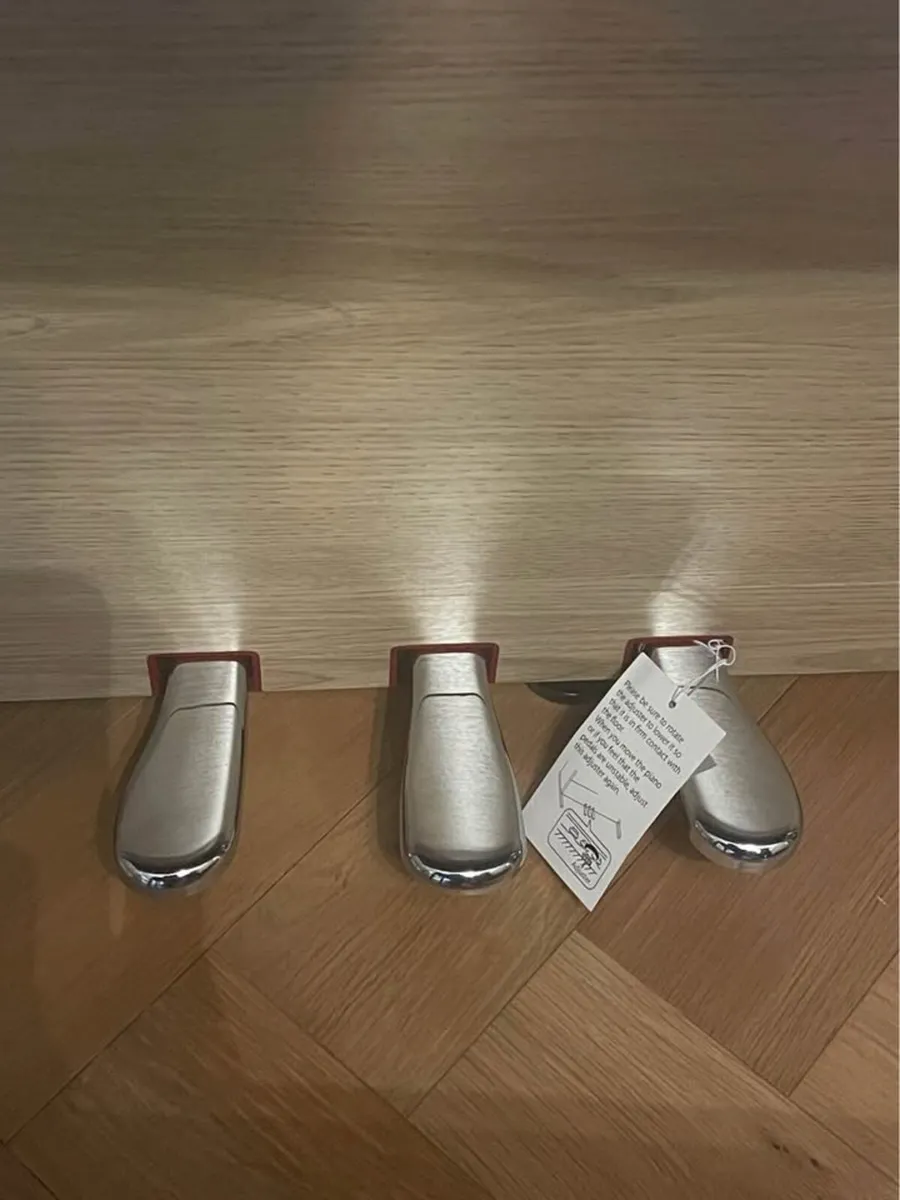 Roland LX5 digital upright piano in light oak - Image 4