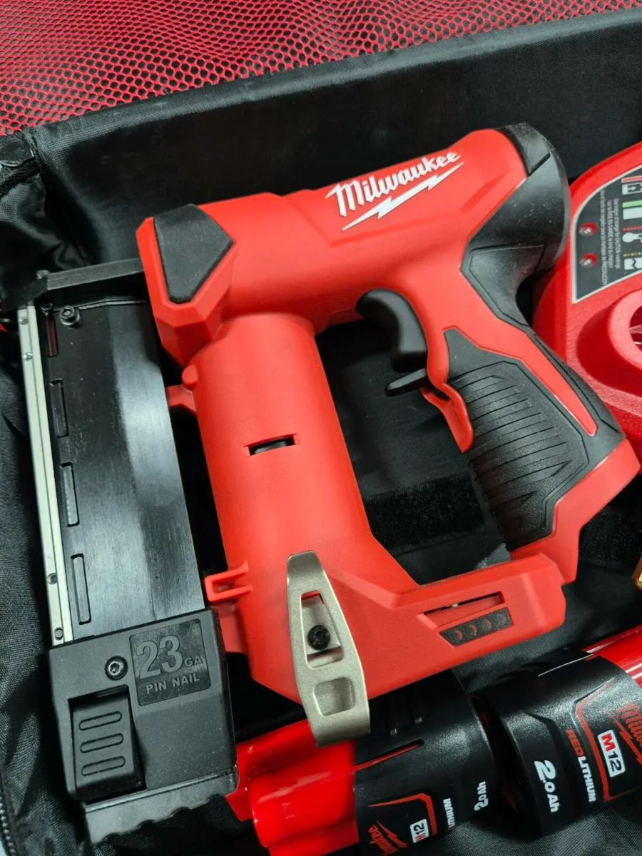 Milwaukee M12 23 Gauge Pin Nail Gun Kit - Image 3