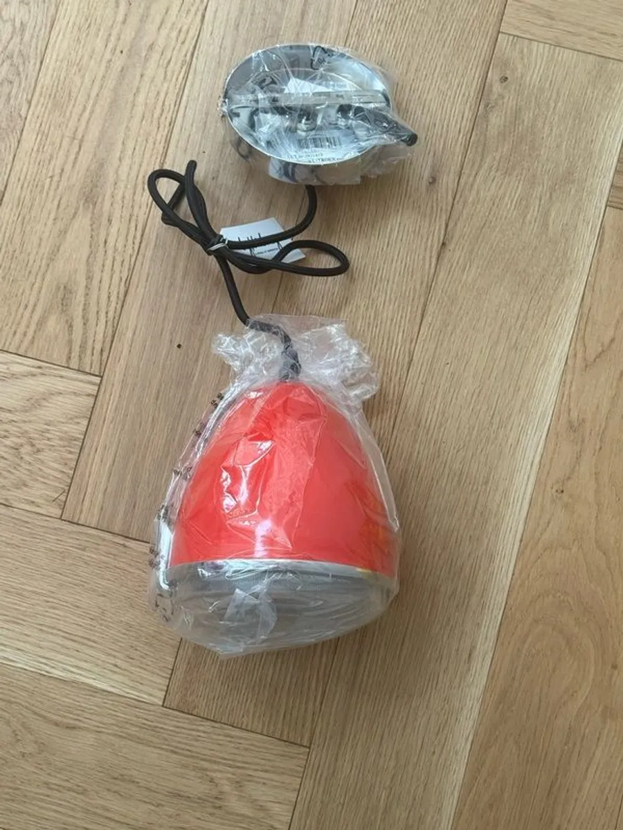 Wall lights and pendants - Image 1