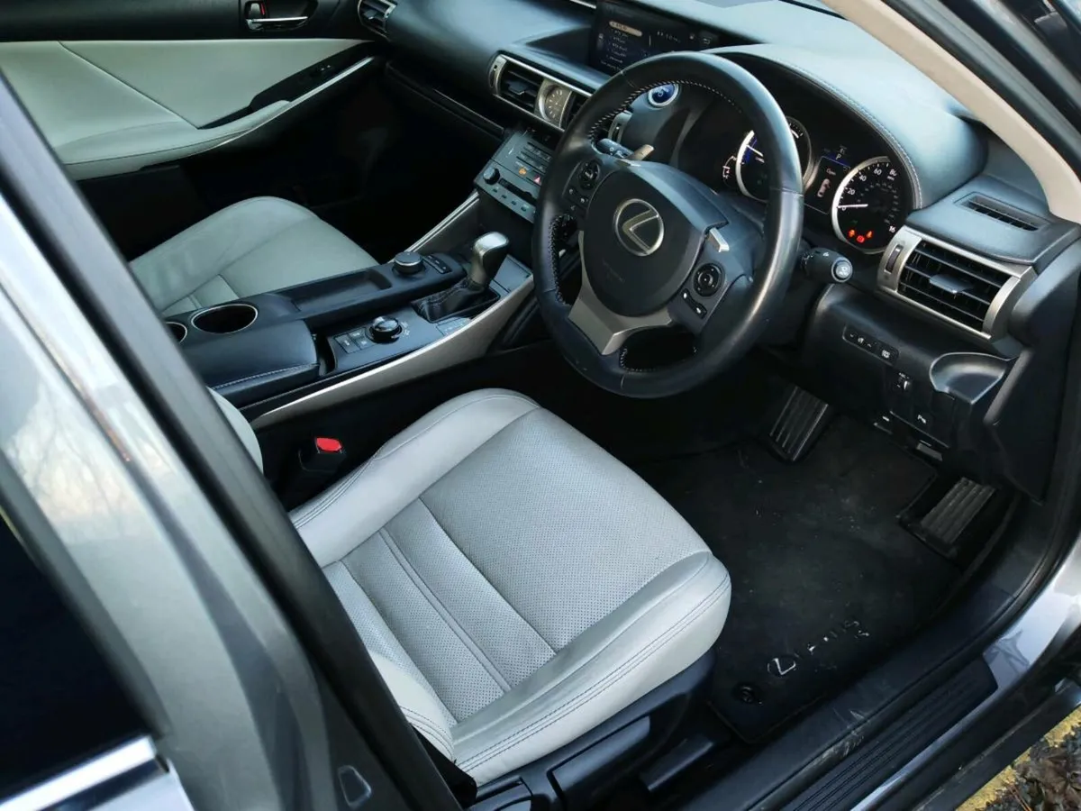 142 Lexis Is300h 2.5 Auto hybrid nct 9/26 tax €190 - Image 2