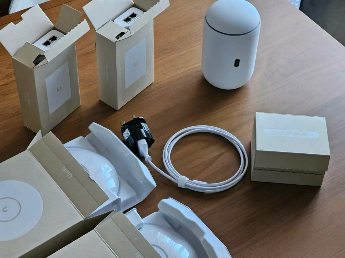Ubiquiti UniFi bundle - Image 1