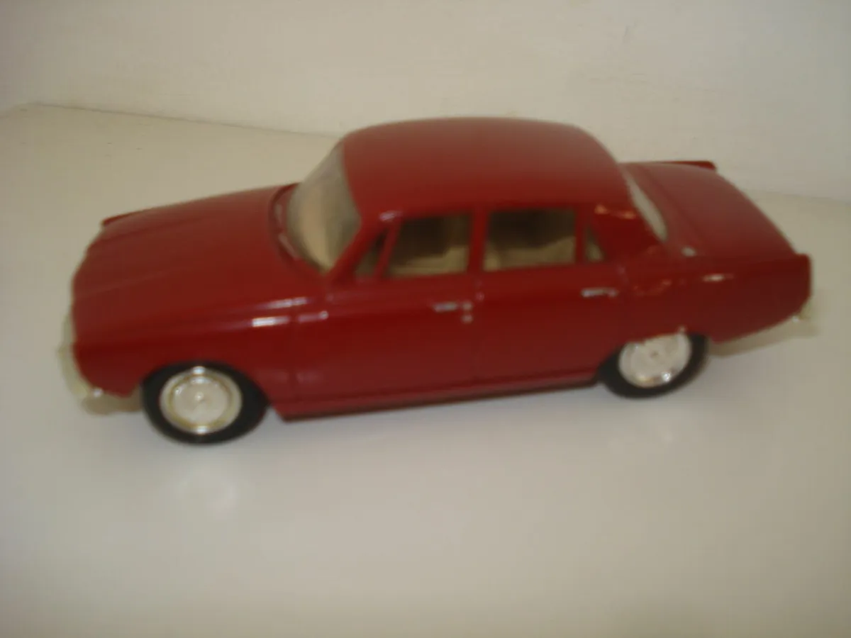 VANGUARDS OLDER MODEL OF ROVER 2000. MINT. - Image 1