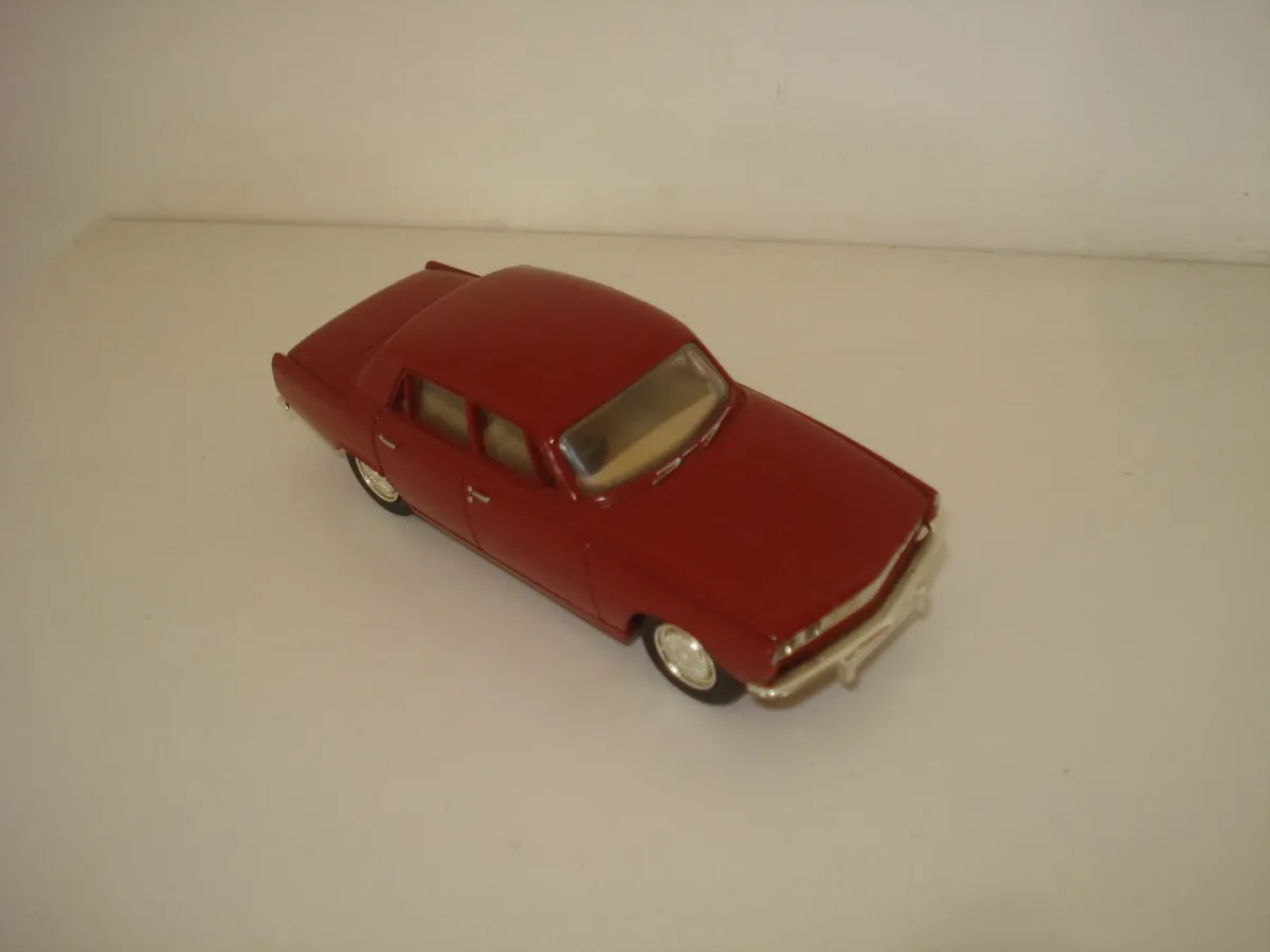 VANGUARDS OLDER MODEL OF ROVER 2000. MINT. - Image 3