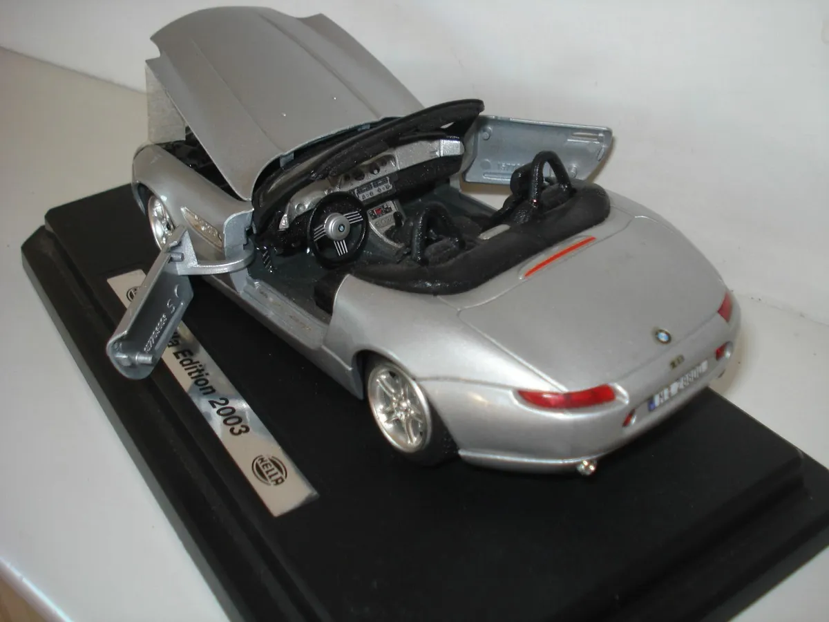 BURAGO BWW Z8 MODEL CAR. HELA. 1/24 SCALE. - Image 2