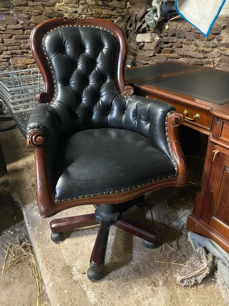 Office chair and desk - Image 2