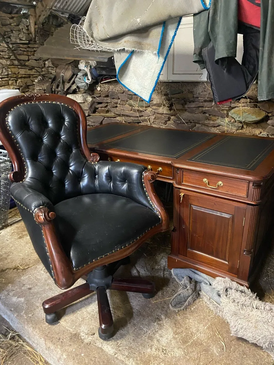 Office chair and desk - Image 1