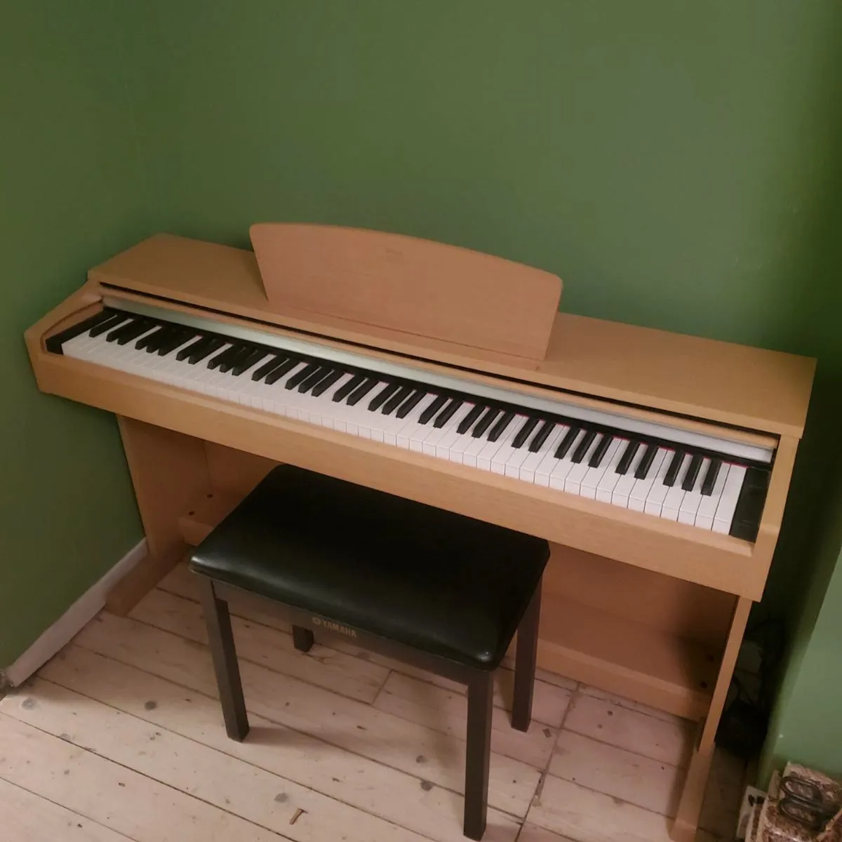 Yamaha YDP-140 with stool - Image 1