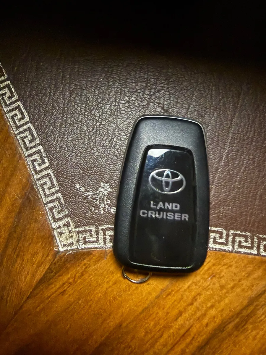 5 SEATER LWB 2.8  GENUINE CREWCAB(SUPER RARE) - Image 4