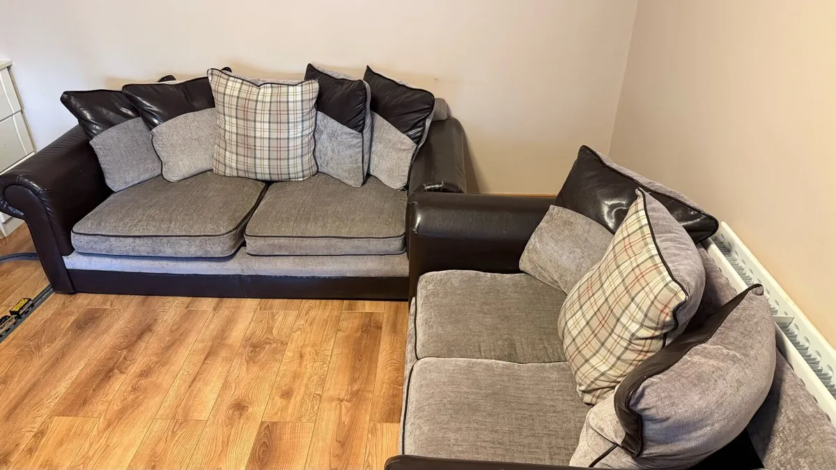 Couch 3 seater and 2 seater - Image 3