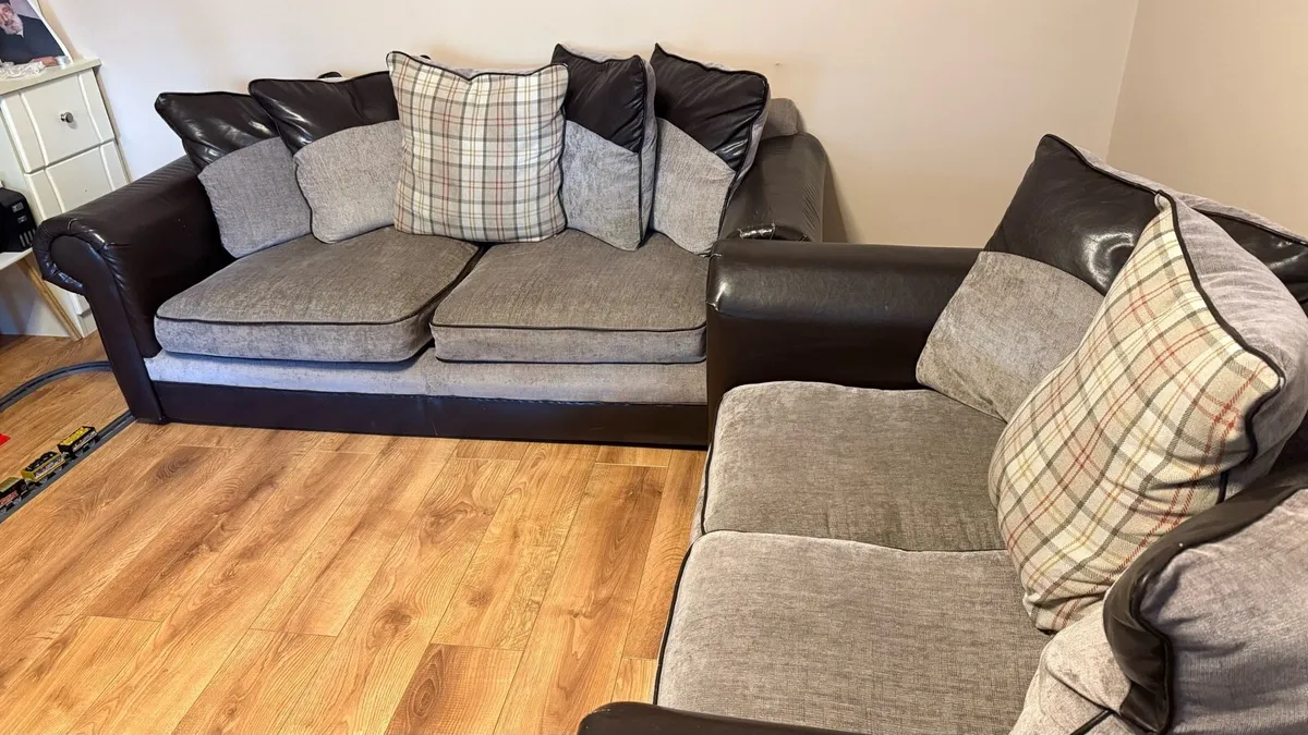 Couch 3 seater and 2 seater - Image 4