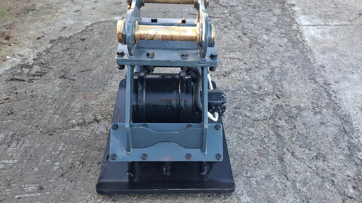 Whacker plate for 13 tonne digger - Image 1