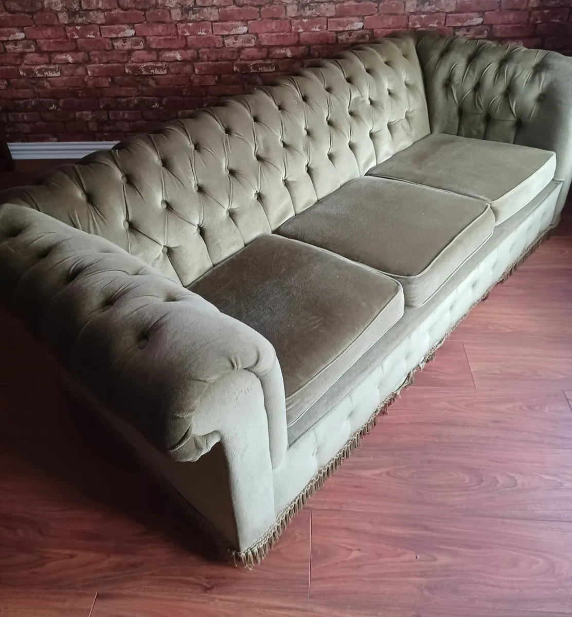 Chesterfield vintage velvet couch - Image 3