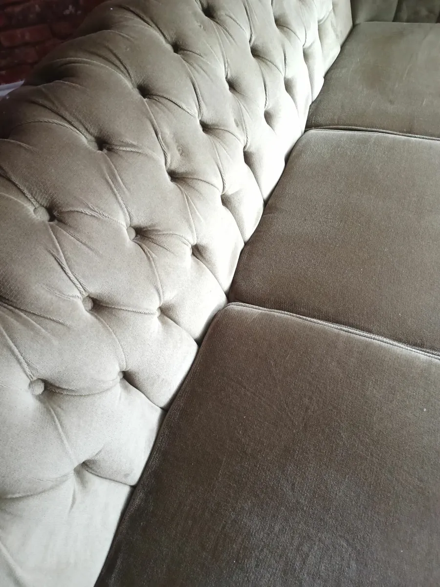 Chesterfield vintage velvet couch - Image 4