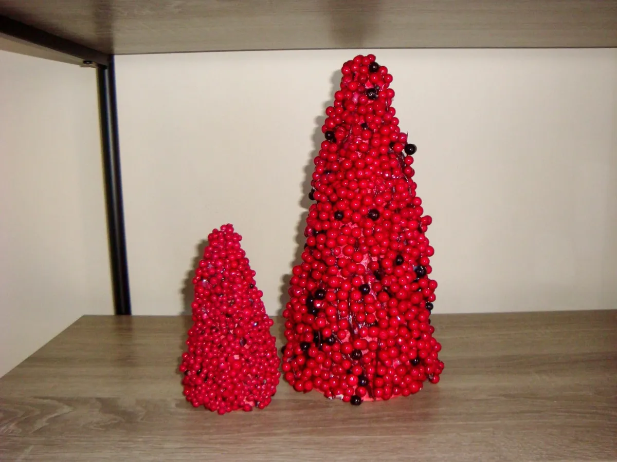 Red berry cones - Image 1