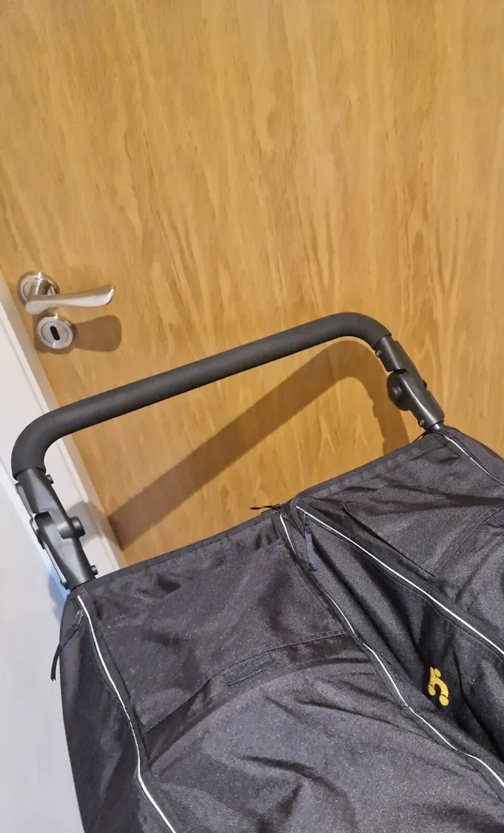 Out N About Double stroller SPOTLESS - Image 2