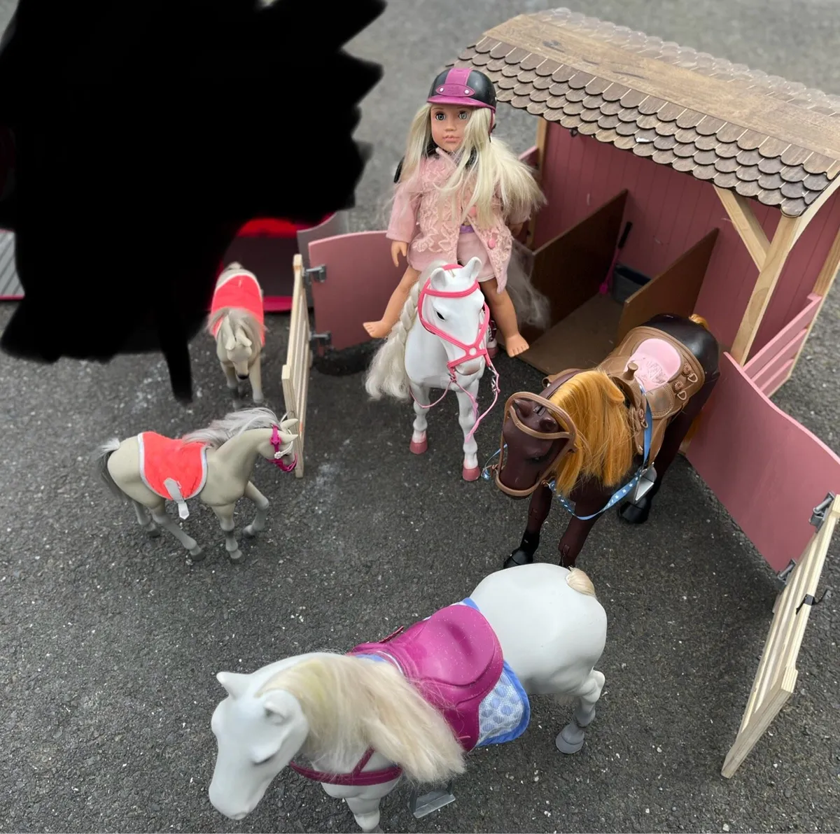 Our generation doll horse & foal & stable - Image 1