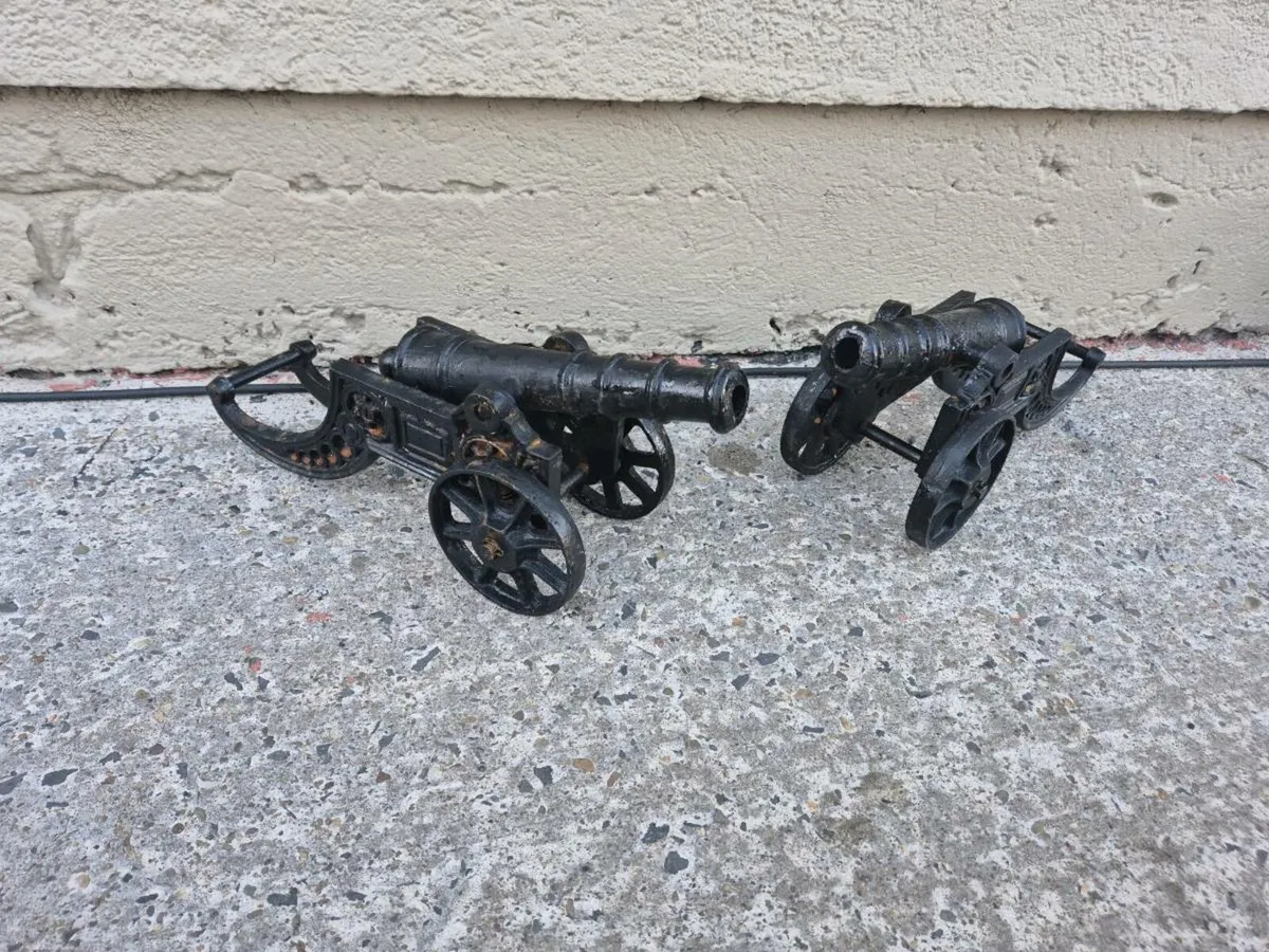 Cast iron cannons - Image 1