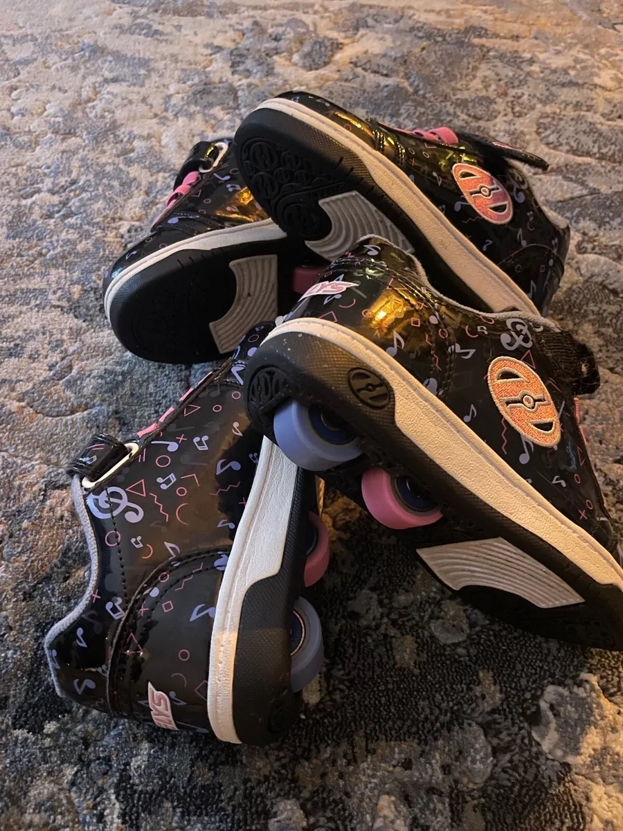 Heelys x 2 Size: UK11EUR30 x1 UK2EUR30 - Image 3