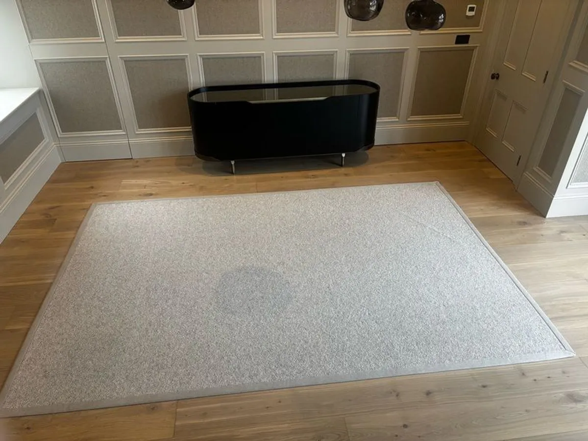 Luxury wool rug (3.4m X 2.2m) - Image 1