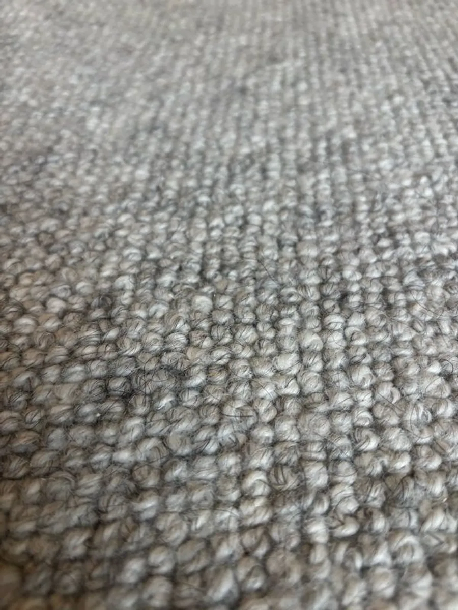 Luxury wool rug (3.4m X 2.2m) - Image 2