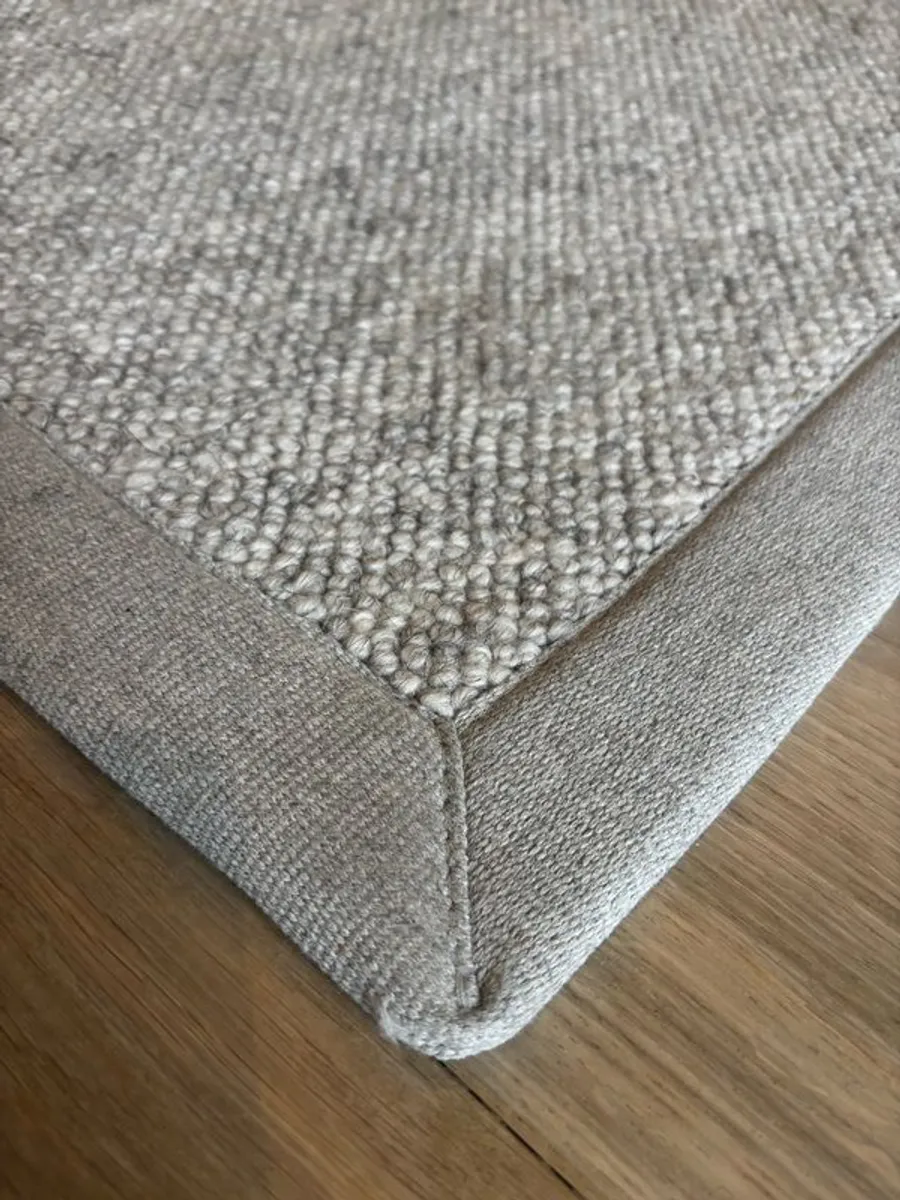 Luxury wool rug (3.4m X 2.2m) - Image 3