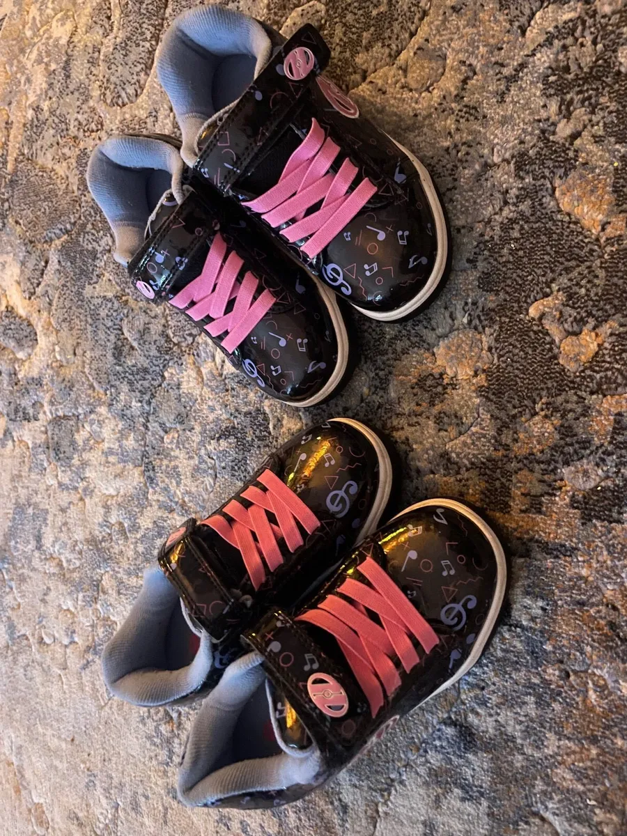 Heelys x 2 Size: UK11EUR30 x1 UK2EUR30 - Image 2