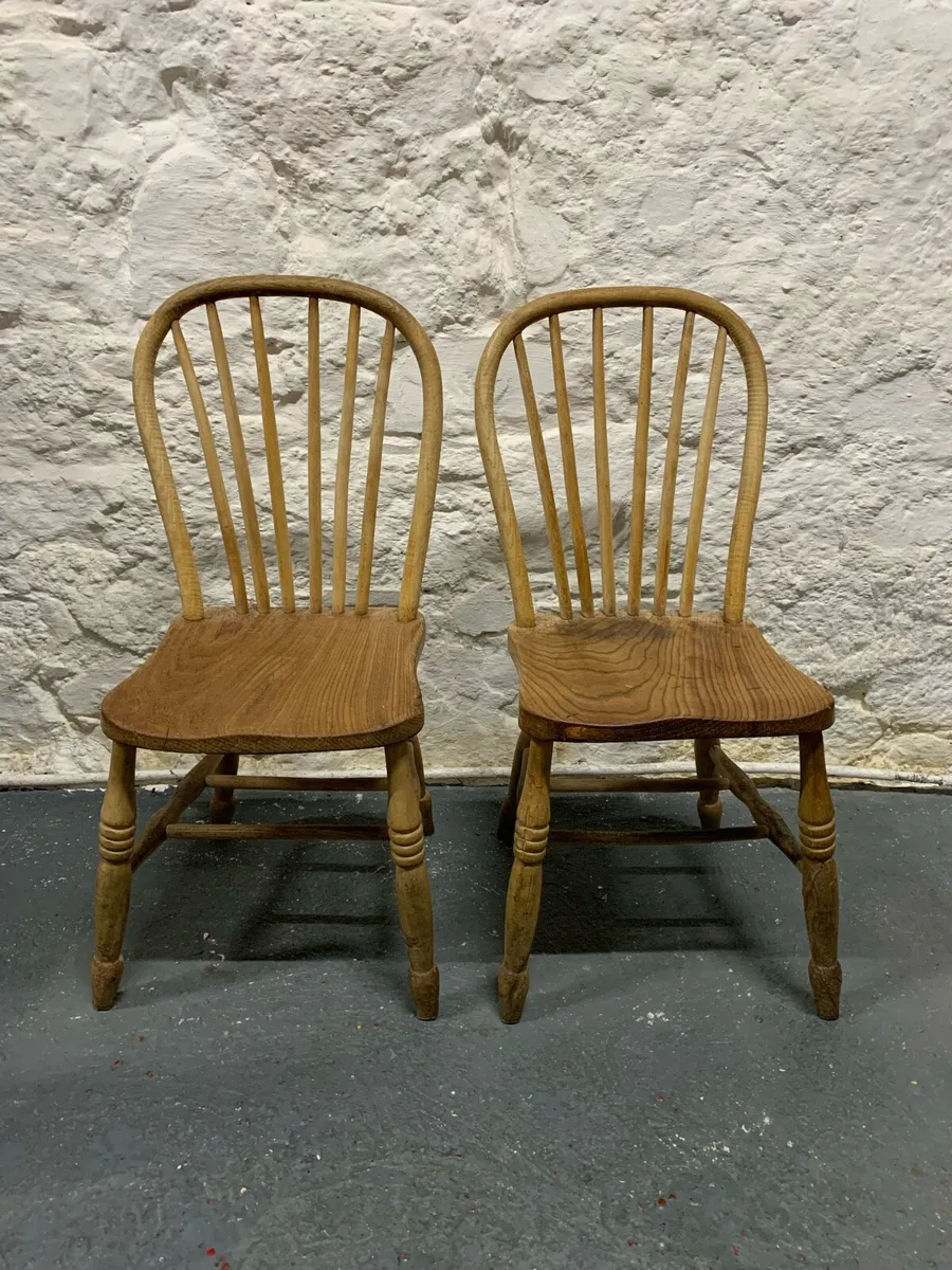 Pair of vintage solid wood Windsor chairs. - Image 2