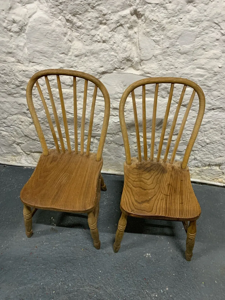 Pair of vintage solid wood Windsor chairs. - Image 3