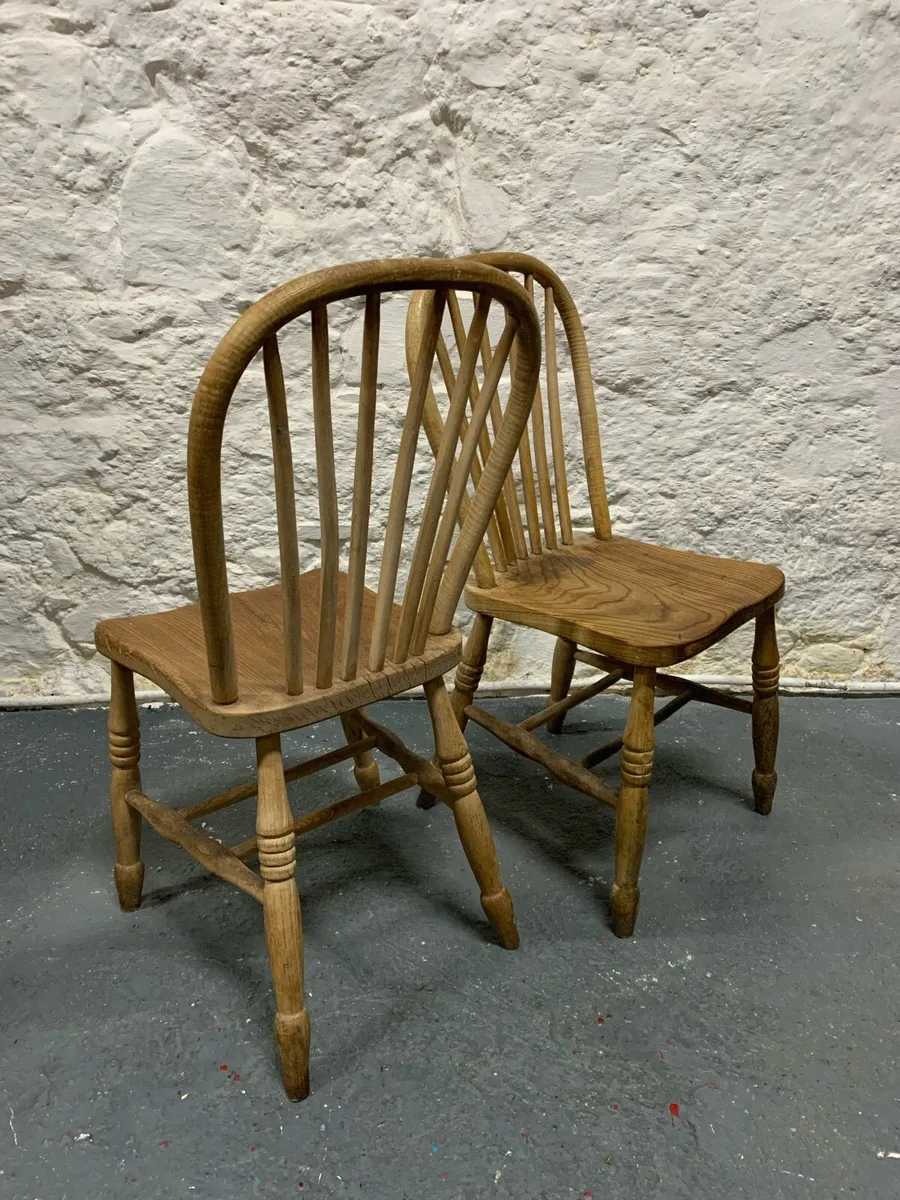 Pair of vintage solid wood Windsor chairs. - Image 4