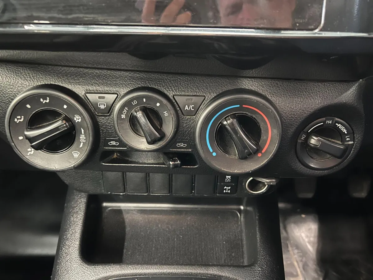 Toyota Hilux 2.4 D-4D Active 4WD Euro 6 Pickup Van - Image 3