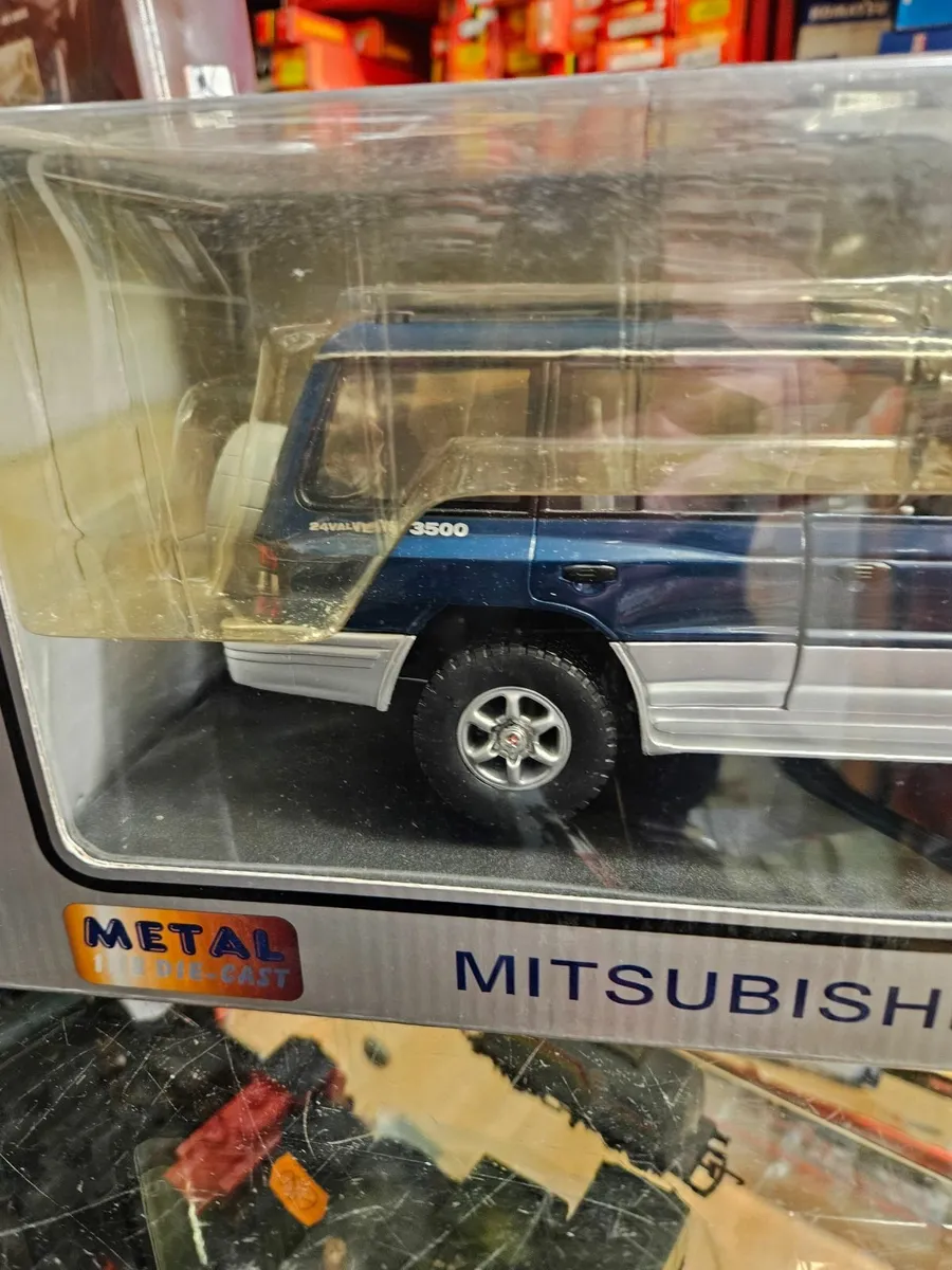 Corgi Sunstar Mitsubushi Pajero 1:18 - Image 3