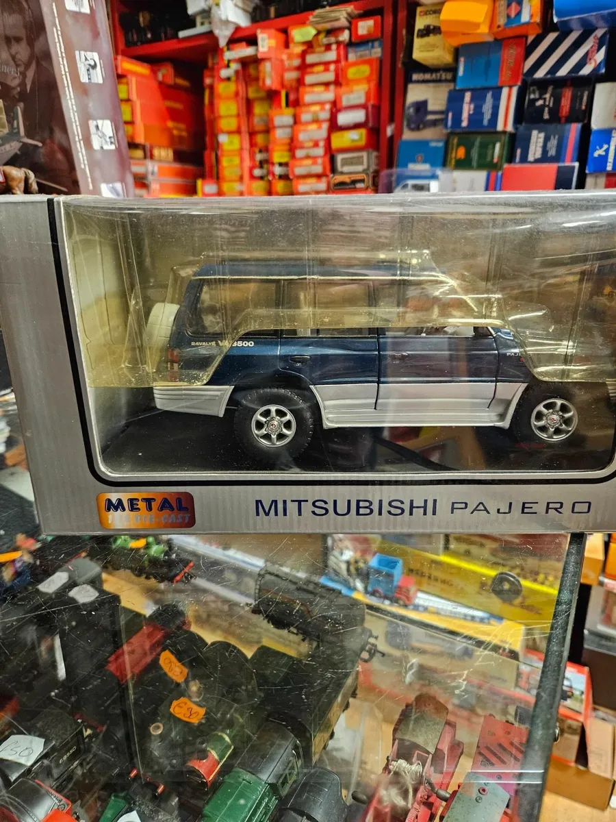 Corgi Sunstar Mitsubushi Pajero 1:18 - Image 4