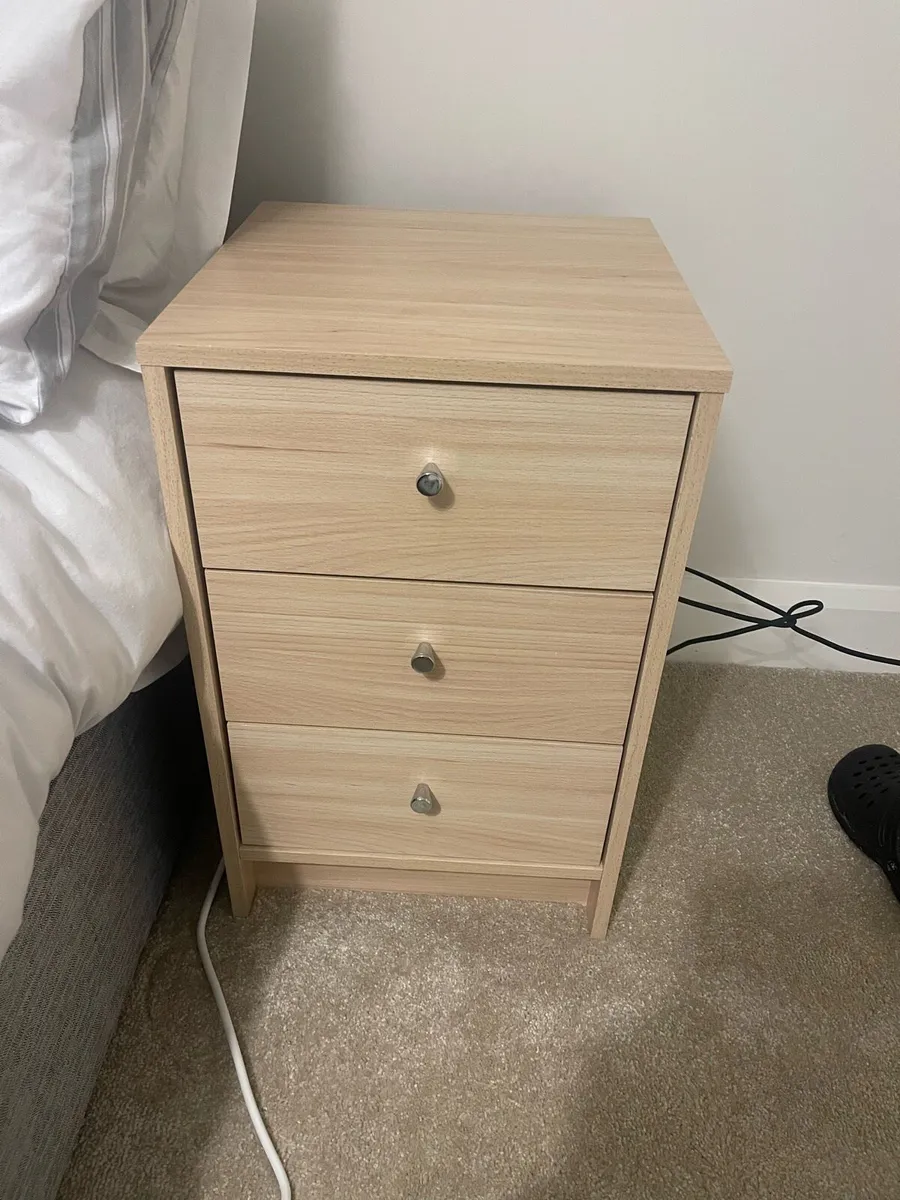2 Bedside Lockers & 2 lamps - Image 1