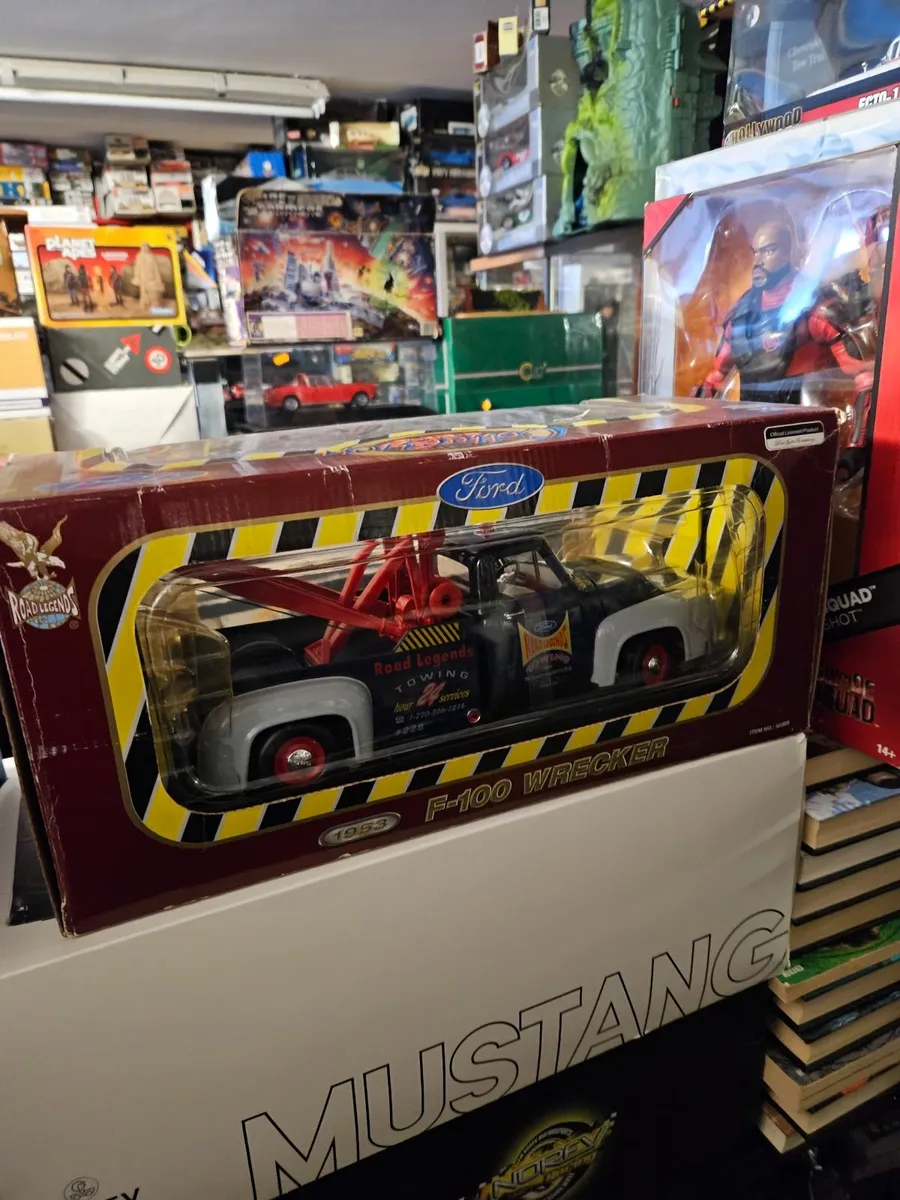 Corgi Road Legends Ford Pick up Wrecker 1.18 - Image 1