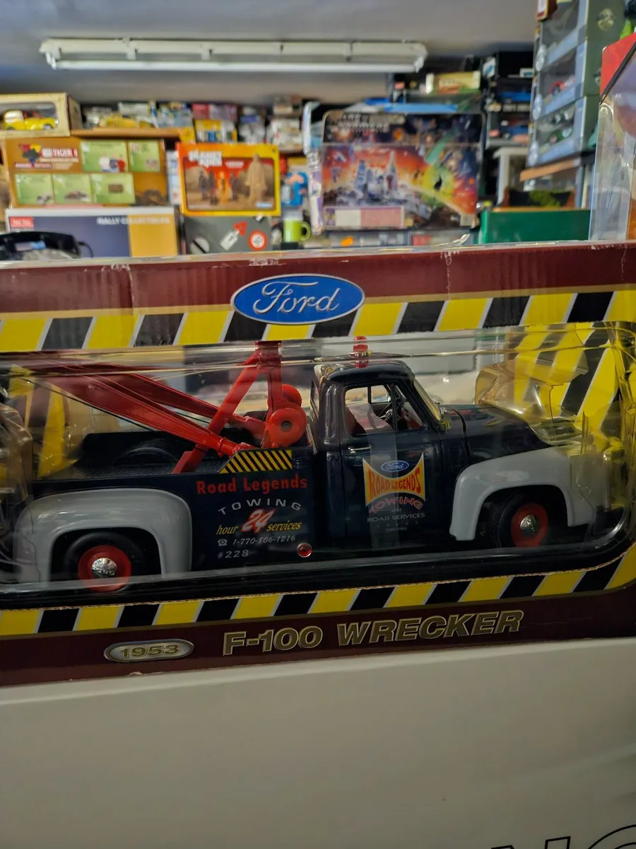 Corgi Road Legends Ford Pick up Wrecker 1.18 - Image 2