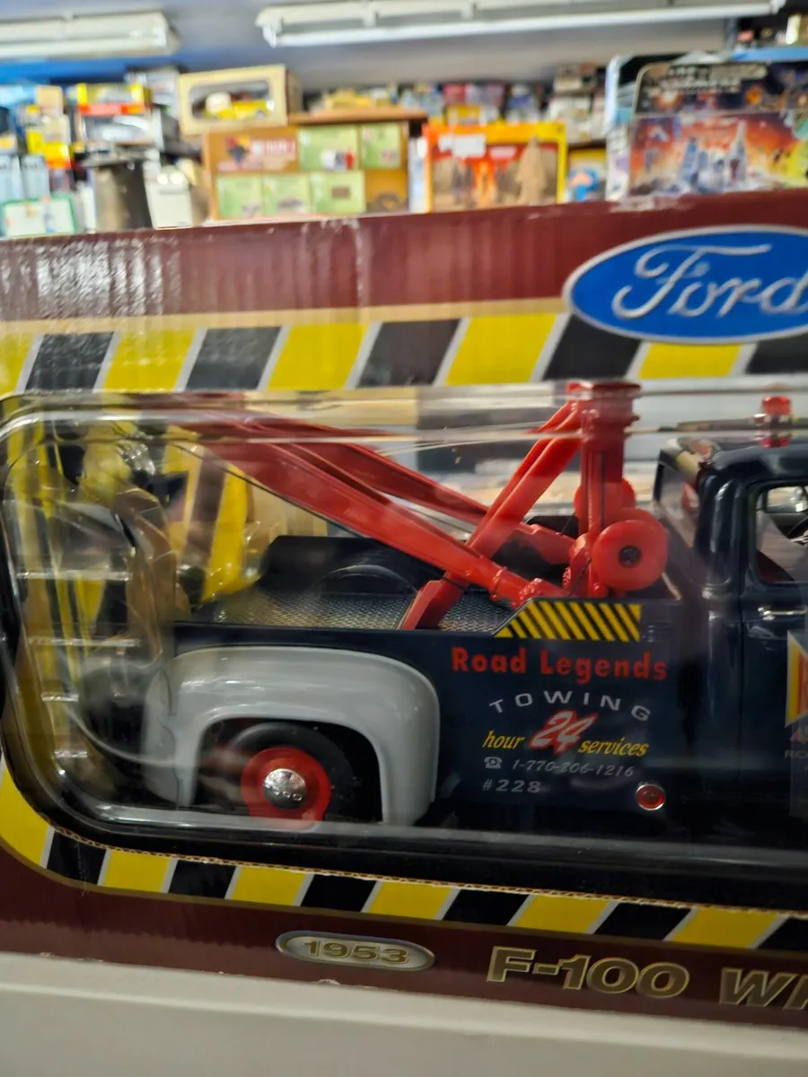 Corgi Road Legends Ford Pick up Wrecker 1.18 - Image 3