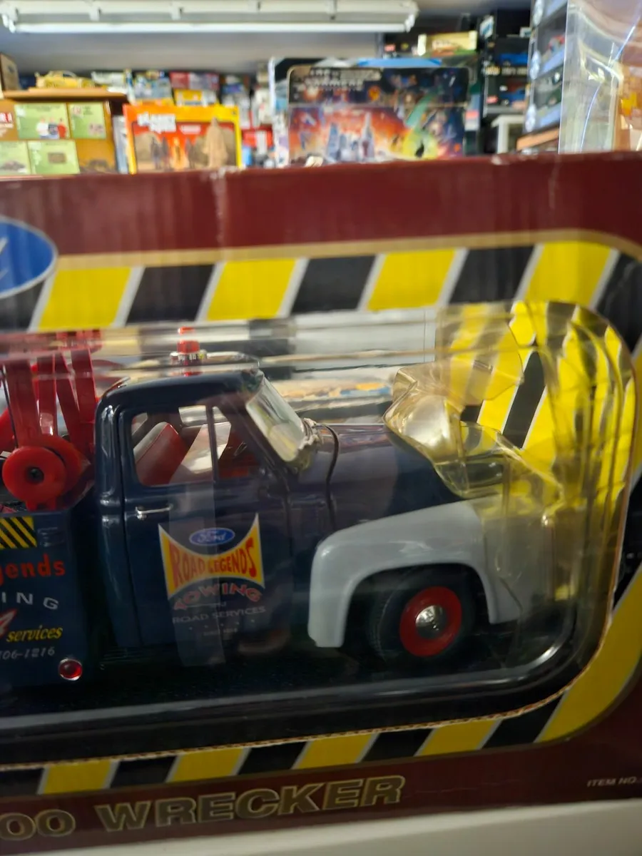 Corgi Road Legends Ford Pick up Wrecker 1.18 - Image 4