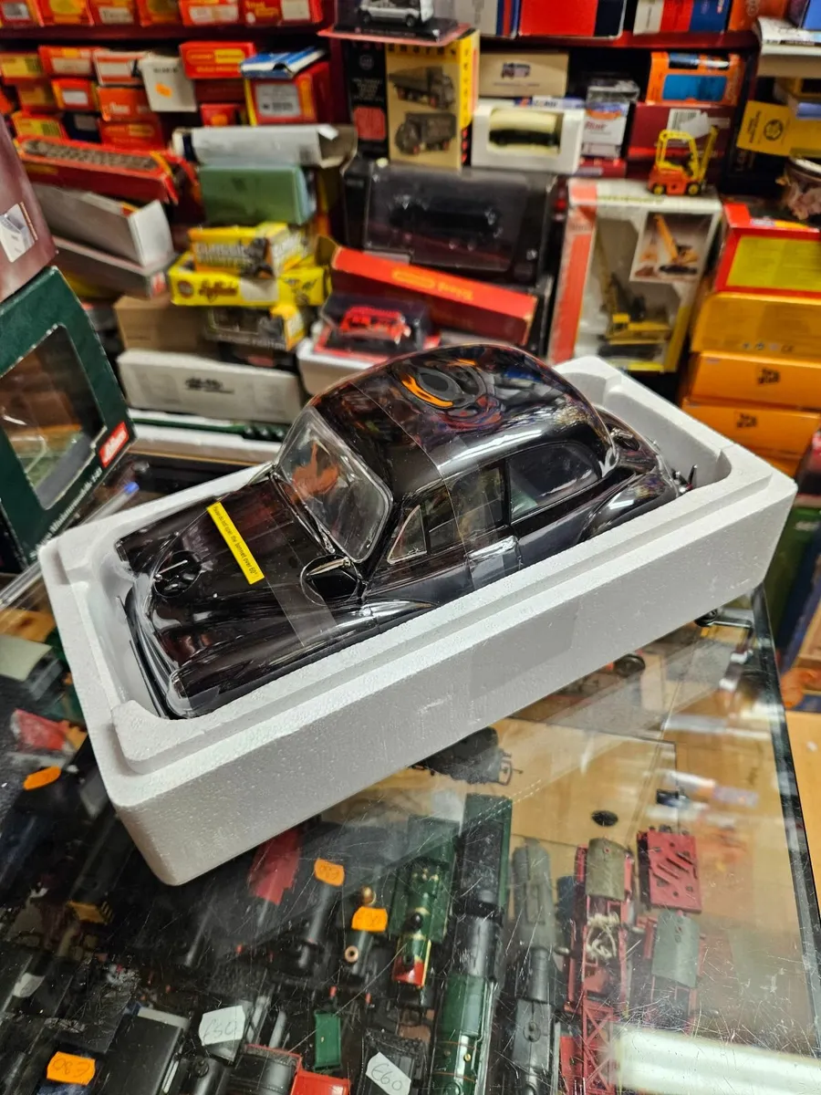 Corgi Sunstar Morris Minor 1:12 - Image 1