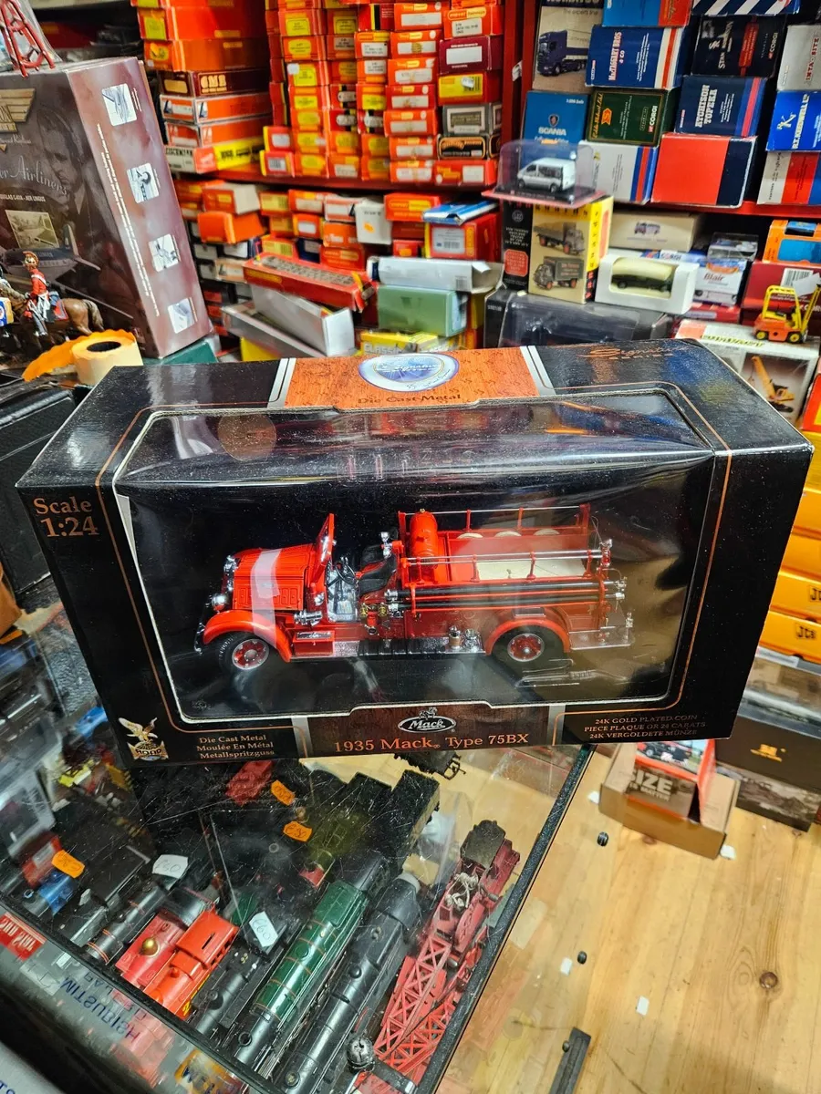 Corgi Signature Series Fire Engine 1:24 - Image 1