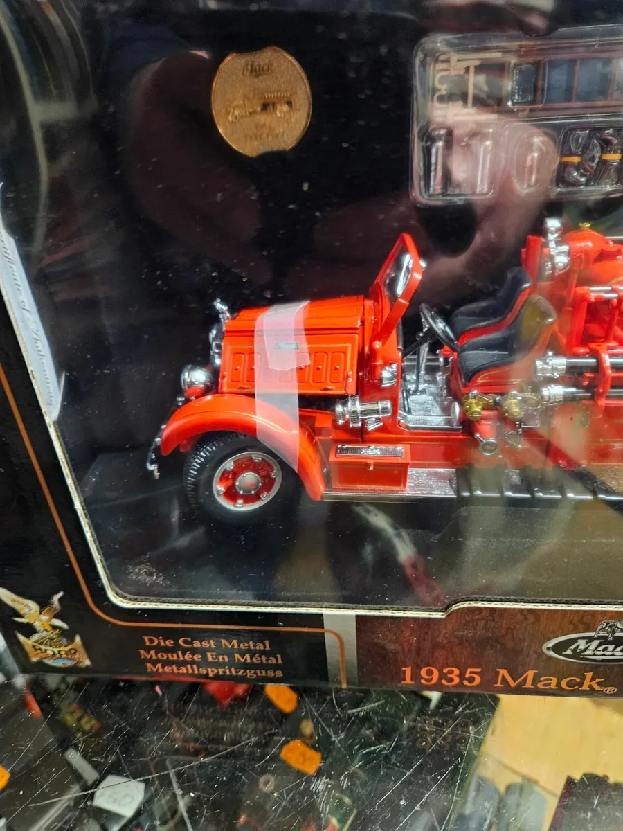 Corgi Signature Series Fire Engine 1:24 - Image 2