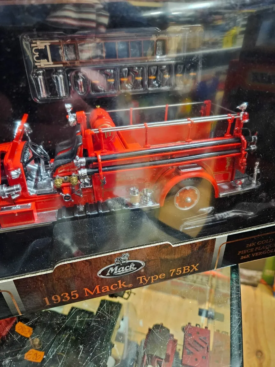 Corgi Signature Series Fire Engine 1:24 - Image 3